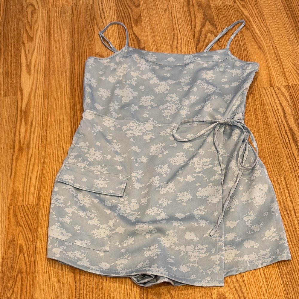 Vintage Urban Outfitters Blue and White Floral Pattern Dress W Shorts